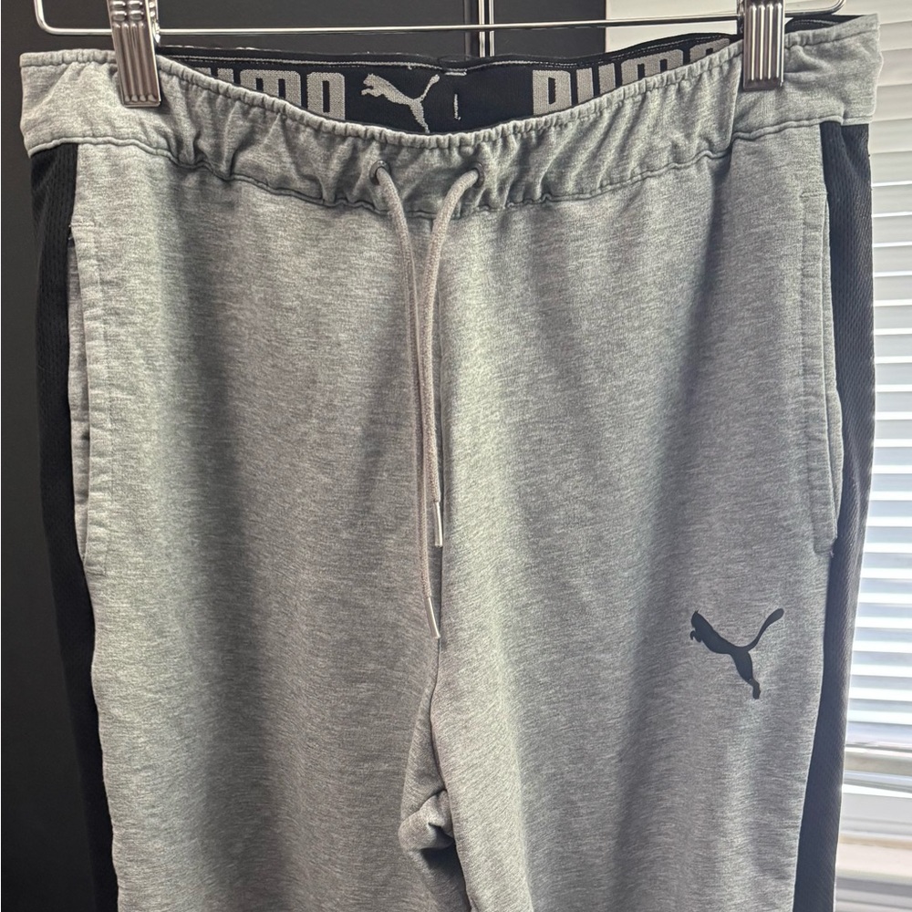 Puma logo Men’s Sweats
Grey and Black
Medium